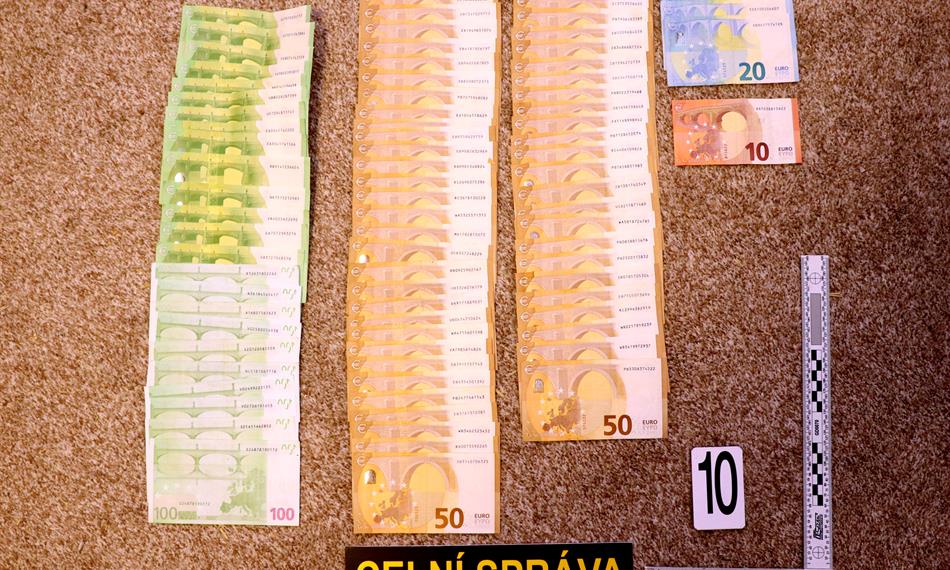 2020-11-6-941bankovky cizí.jpg